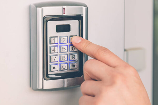 Крупный план ручного ввода кода системы безопасности
