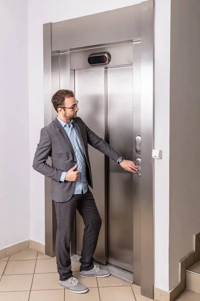 Businessman calling the elevator — Stock Photo, Image