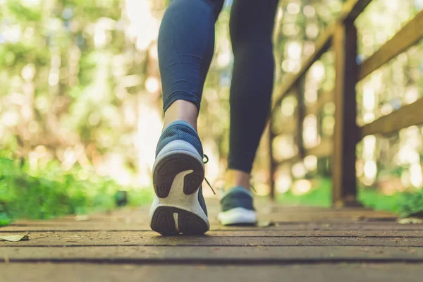 Pies de corredor mujer caminando en la naturaleza. Cierra los zapatos. Concepto de estilo de vida saludable fitness . —  Fotos de Stock