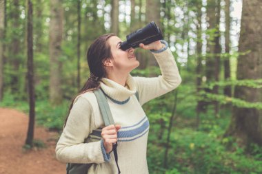 Ormanda dürbün kullanan kuş gözlemcisi. Keşif konsepti.