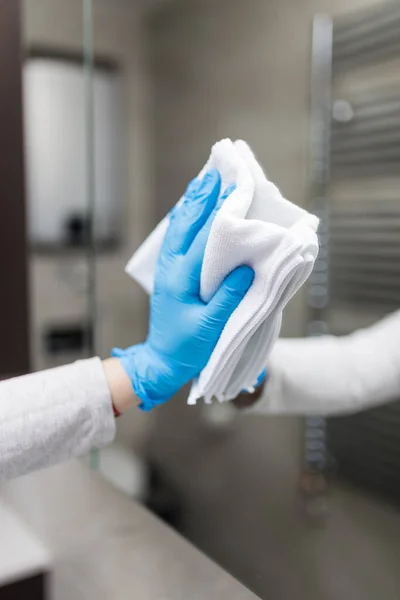 ラグとゴム手袋研磨ミラーで女性の手の閉じる 清掃サービス — ストック写真