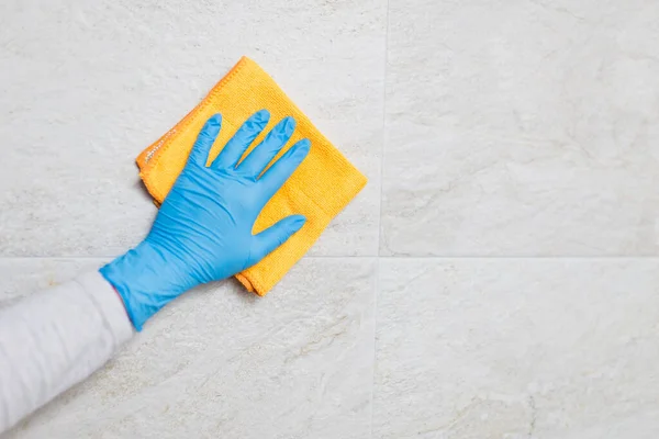 Jeune Femme Nettoyage Carreaux Céramique Avec Chiffon Dans Salle Bain — Photo