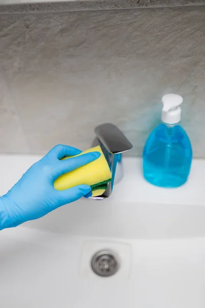 女性の手の洗浄シンクは ウイルスや細菌から感染し 感染を防ぐために バスルームで蛇口をタップします — ストック写真