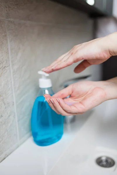 手洗いの概念 女性は バスルームで液体消毒石鹸と水を使用して彼女の手を掃除し 閉じます 個人の衛生 コロナウイルスの予防 — ストック写真