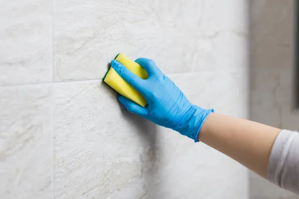 Young Woman Cleaning Ceramic Tiles Sponge Bathroom — Stock Photo, Image