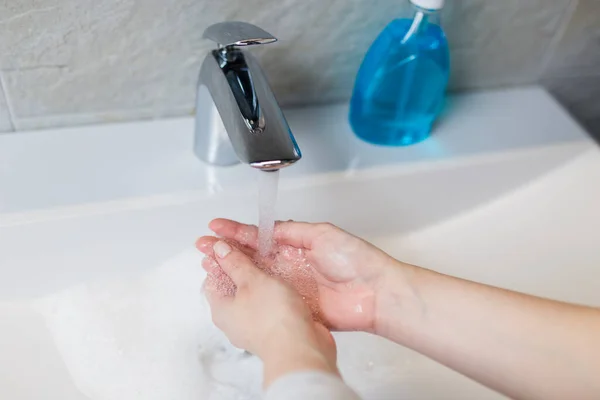 浴室の水道水の下で手を洗う 衛生と医療の概念 — ストック写真