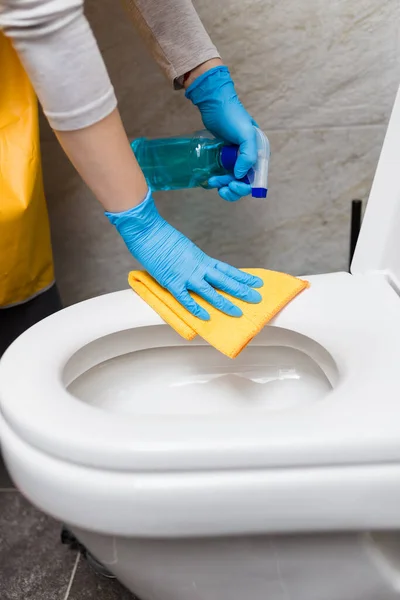 Gros Plan Des Mains Féminines Dans Des Gants Caoutchouc Nettoyant — Photo