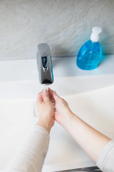 石鹸を使わずに水道水や蛇口の下で手を洗う 衛生コンセプトの詳細 バスルームで美しい手と水のストリーム 新しい近代的な流域清掃 — ストック写真