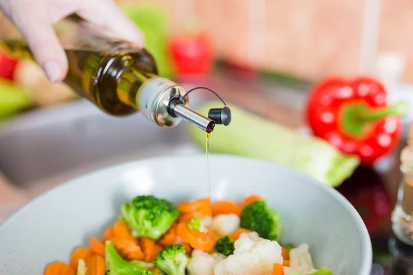 Close Housewife Holding Bottle Olive Oil Cooking Pan Various Vegetables — Stock Photo, Image