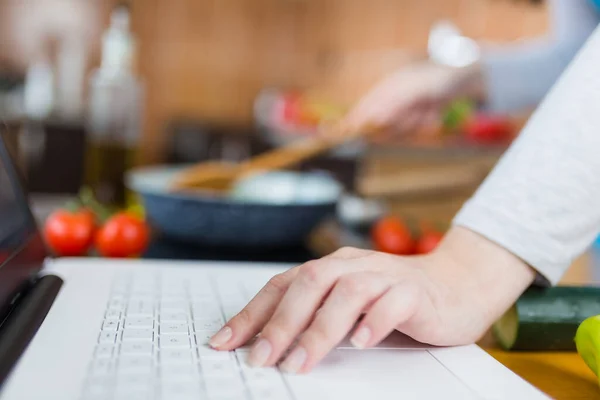 Mujer Cocinando Comida Saludable Concepto Blog Comida Trabajo Desde Casa — Foto de Stock