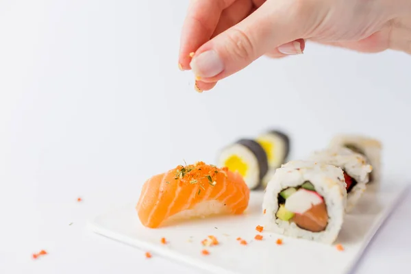 Mano Femminile Ravvivare Nigiri Salmone Piatto Set Sushi Isolato Sfondo — Foto Stock
