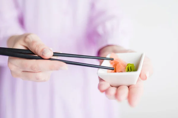 Primer Plano Mujer Sosteniendo Tazón Con Wasabi Gari Palillos Con — Foto de Stock