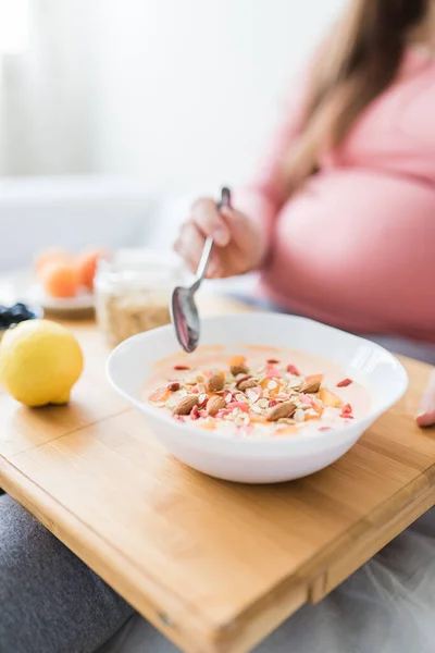 Mujer Sentada Sofá Comiendo Muesli Fresco Concepto Embarazo Estilo Vida Imagen De Stock