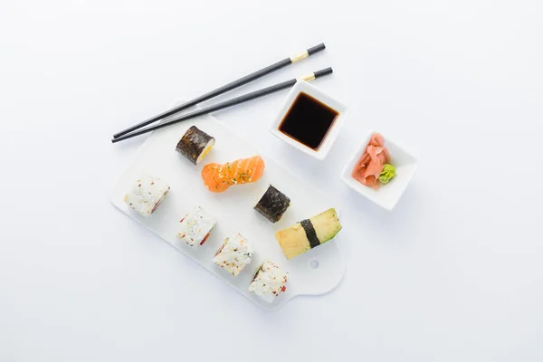 Ajuste Plano Sushi Japonés Sobre Fondo Blanco Espacio Para Copia — Foto de Stock