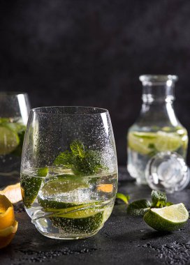 Ahşap zemin, rustik tarzı üzerine sütlü börek