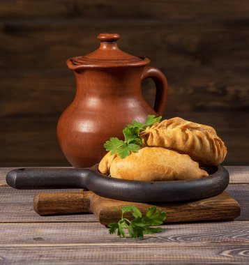 Ahşap arka plan üzerinde süt kabı