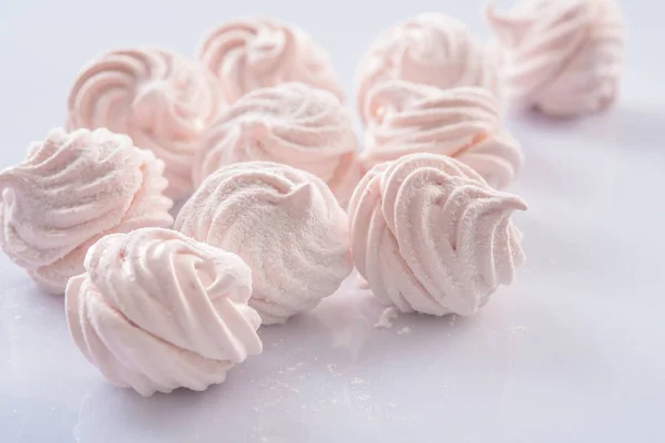 Beyaz arkaplanda lokum