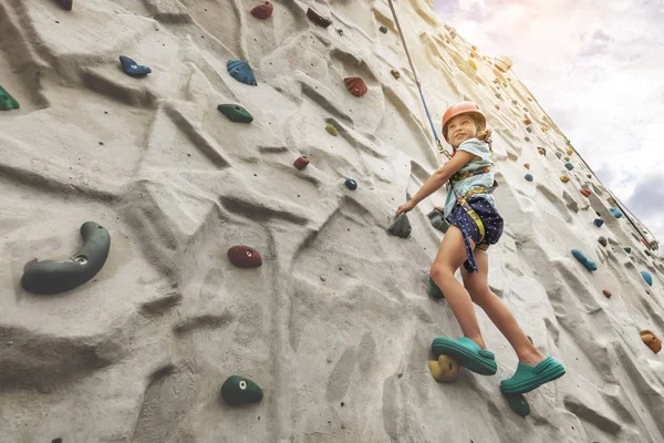 Çocuk tırmanmayı öğreniyor. Tırmanma Duvarı.