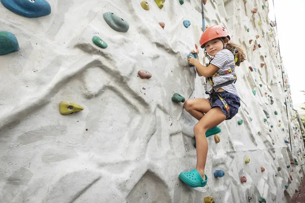 Çocuk tırmanmayı öğreniyor. Tırmanma Duvarı.