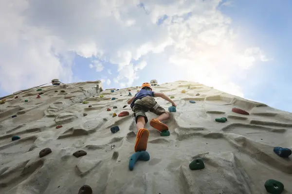 Çocuk tırmanmayı öğreniyor. Tırmanma Duvarı.