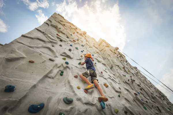 Çocuk tırmanmayı öğreniyor. Tırmanma Duvarı.