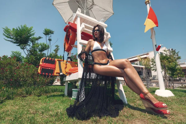 Kum plajı. Tatilde güzel kadın