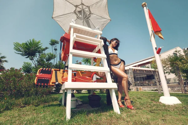 Kum plajı. Tatilde güzel kadın