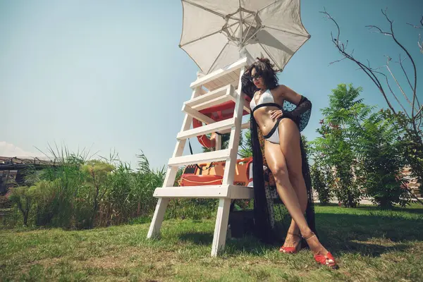 Kum plajı. Tatilde güzel kadın