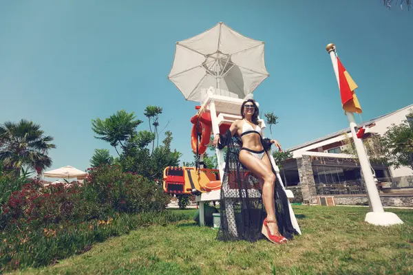 Kum plajı. Tatilde güzel kadın