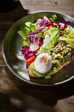 Avokado ve yumurtaile kruvasan. Geleneksel mutfak Tel Aviv