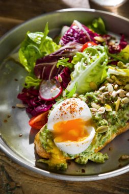 Avokado ve yumurtaile kruvasan. Geleneksel mutfak Tel Aviv