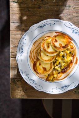 Mango salatalı cheesecakes. Geleneksel mutfak Tel Aviv