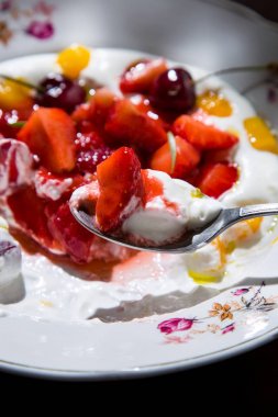 Bir tabakta yoğurt taze çilek. Geleneksel mutfak Tel Aviv.