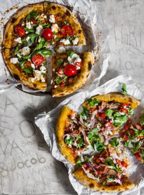 Kavrulmuş sebze ve feta ile Lahmajong. Geleneksel Tel Aviv mutfağı.