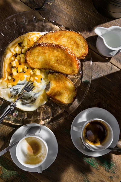 Meyve salatası ile Challah kruton.