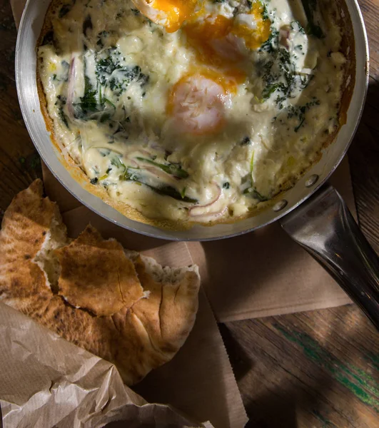Yeşil soğanlı Shakshuka. Geleneksel mutfak Tel Aviv