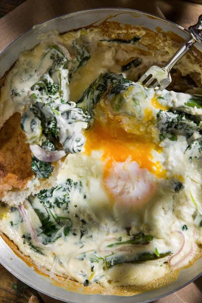 Yeşil soğanlı Shakshuka. Geleneksel mutfak Tel Aviv