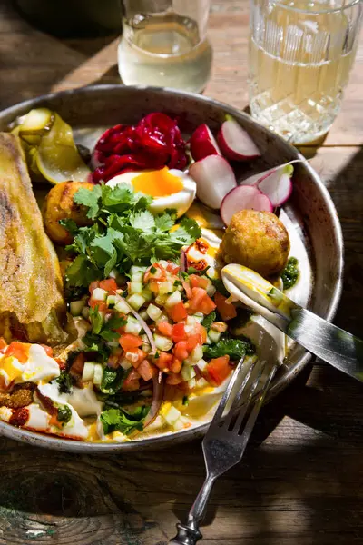 Fırında patlıcan ve falafel. Geleneksel mutfak Tel Aviv