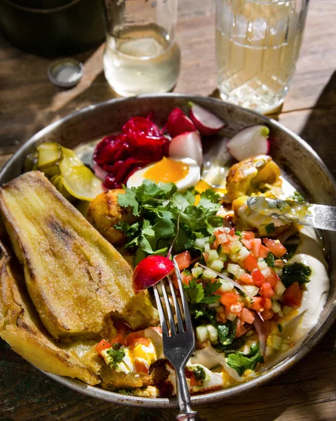 Fırında patlıcan ve falafel. Geleneksel mutfak Tel Aviv