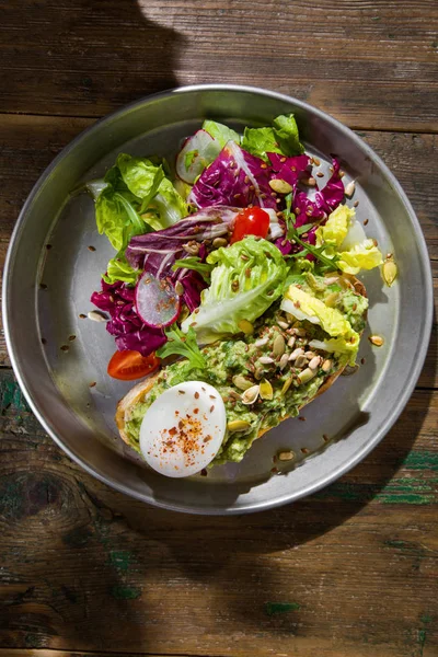 Avokado ve yumurtaile kruvasan. Geleneksel mutfak Tel Aviv