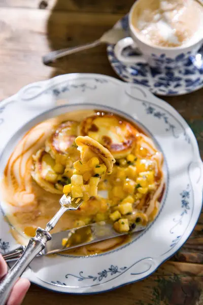 Mango salatalı cheesecakes. Geleneksel mutfak Tel Aviv