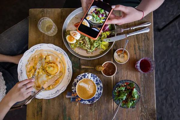 İnsanlar kahvaltı yapar. Geleneksel mutfak Tel Aviv