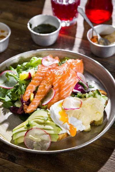 Yumurta lı ve somonlu kruvasan. Geleneksel mutfak Tel Aviv.