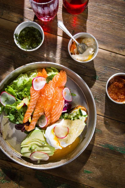 Yumurta lı ve somonlu kruvasan. Geleneksel mutfak Tel Aviv.