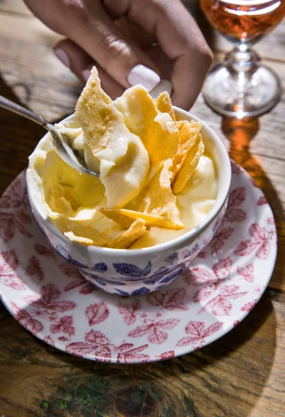 Yoğurt ile Mısır cipsi ... Geleneksel mutfak Tel Aviv.