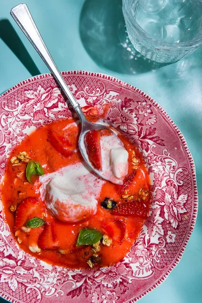 Tabakta çilekli berry mus. Geleneksel mutfak Tel Aviv.