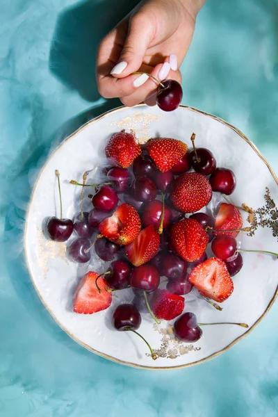 Tabakta soğuk kiraz ve çilek. Geleneksel mutfak Tel Aviv.