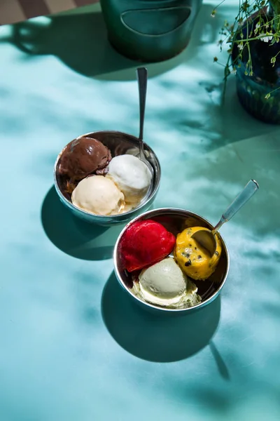 Masada bir kase içinde dondurma topları ... Geleneksel mutfak Tel Aviv.