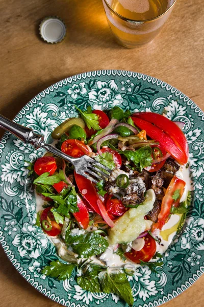 Taze ve tuzlu sebze salatası. Geleneksel mutfak Tel Aviv.