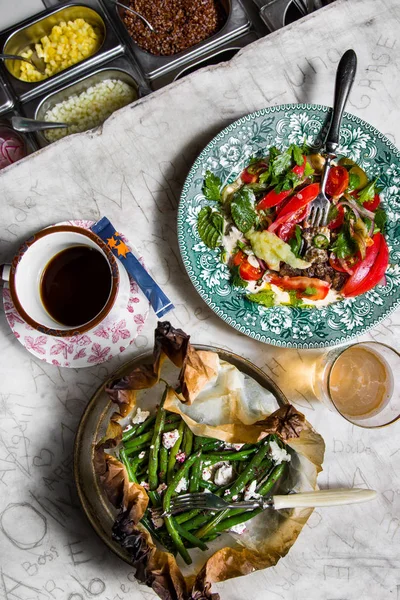 Taze ve tuzlu sebze Peynir Salatası ile Fırında Fasulye Bakla... Geleneksel mutfak Tel Aviv.